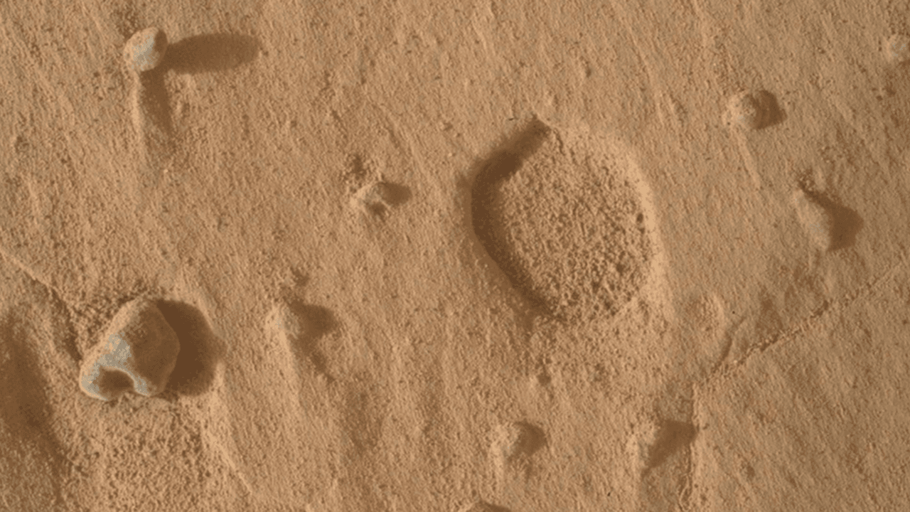 Curiosity rover spots odd 'footprints' on Mars | Space photo of the day for Sept. 15, 2026
